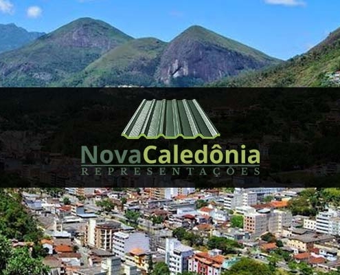 Imagem da cidade de Nova Friburgo com uma faixa preta com a logo da Nova Caledônia